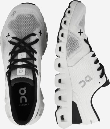 Sneaker bassa 'CloudX3' di On in bianco