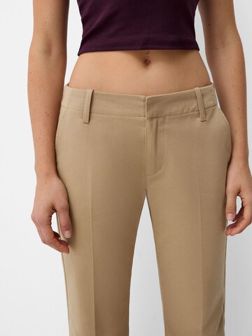 Flared Pantaloni con piega frontale di Bershka in beige