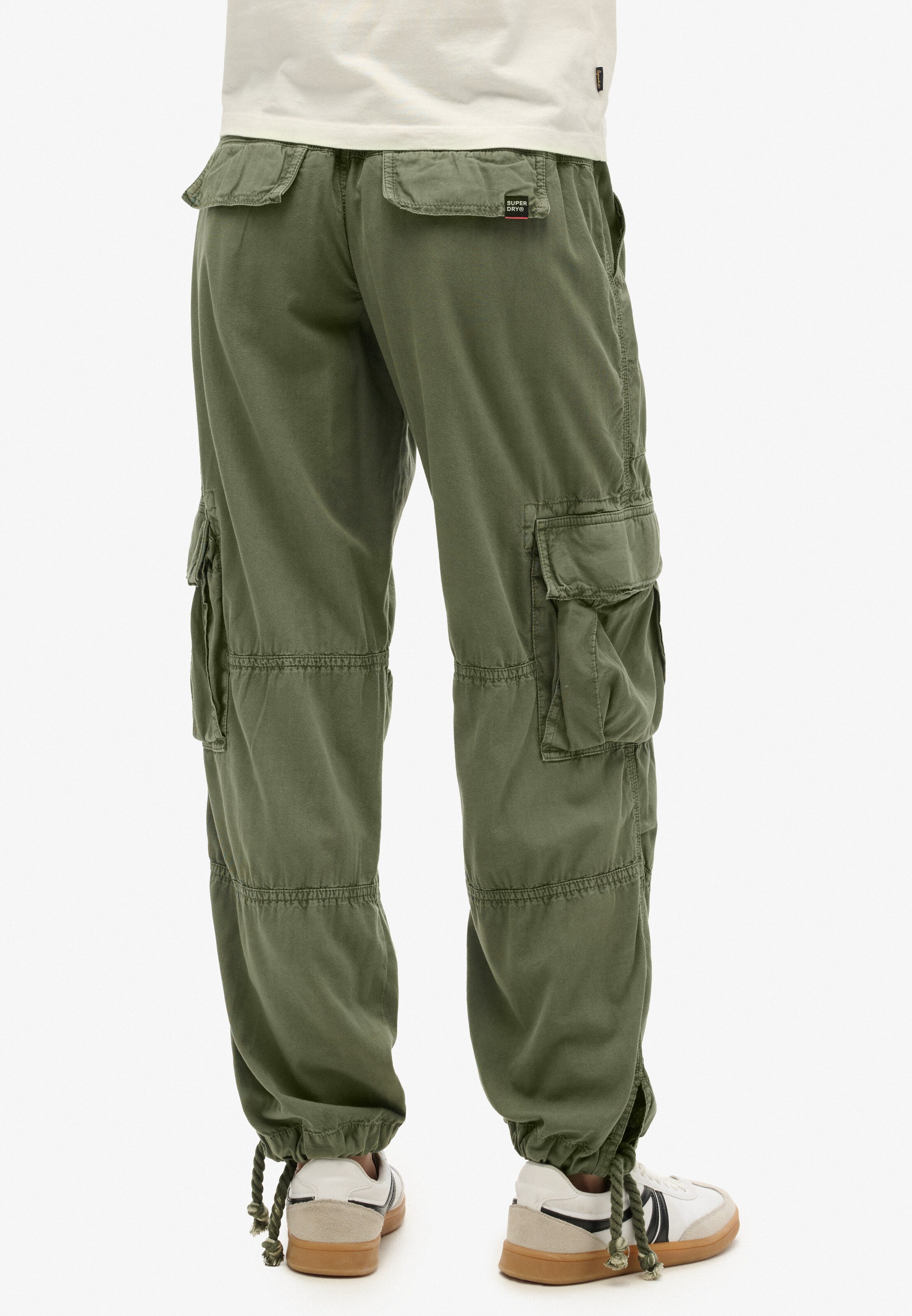 Loosefit Pantalon cargo Superdry en vert : devant