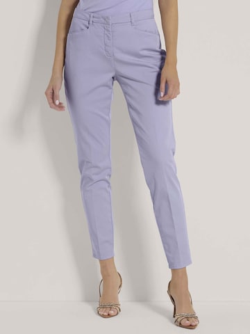 Effilé Pantalon chino MADELEINE en violet : devant
