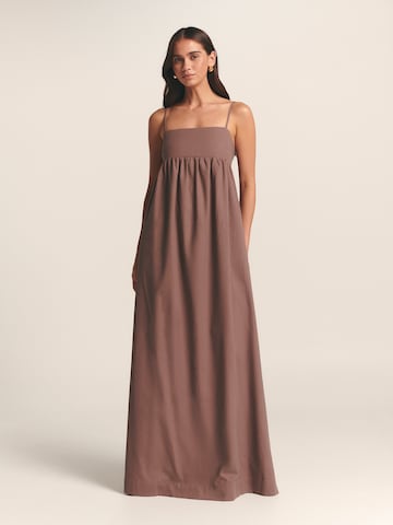 St MRLO - Vestido em castanho: frente