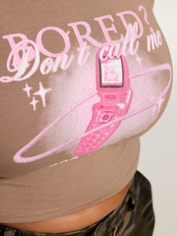 Tricou 'ESSENTIALS BABY TEE' de la FIVE STAR GIRL pe bej
