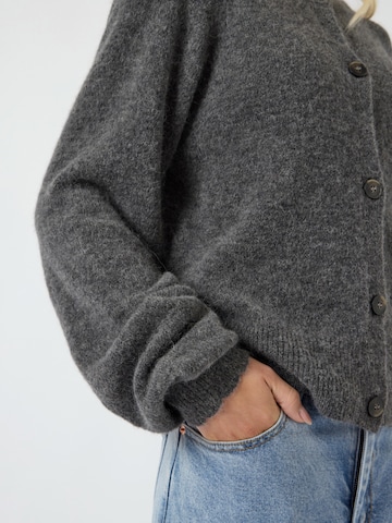 YAS Cardigan 'YASJOH' i grå