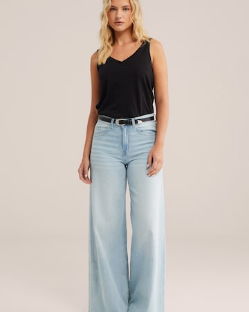 Top de la WE Fashion pe negru