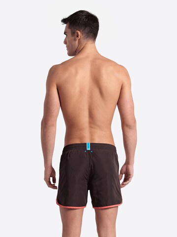 ARENA Badshorts 'TEAM STRIPE' i brun