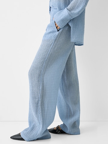 Bershka Szeroka nogawka Spodnie w kolorze niebieski