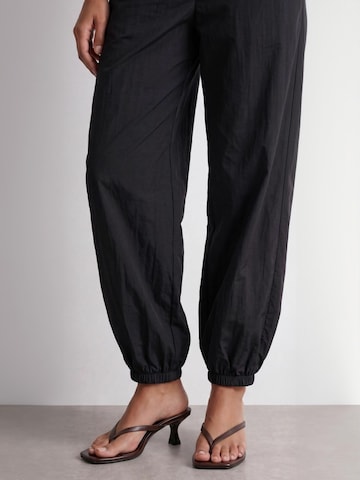 Levete Room Regular Trouser ' LR-STINA ' in Schwarz