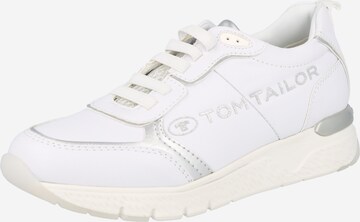 TOM TAILOR حذاء رياضي بلا رقبة بلون أبيض: الأمام