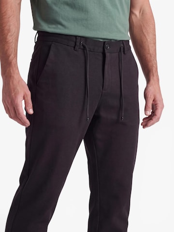 INSPR Regular Chinohose 'Odisseas trackpants'‌‌‌‌‌‌ in Schwarz