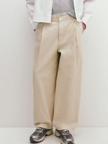 Pull&Bear Wide leg Pleat-front trousers in White: front