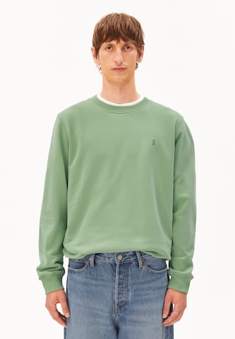 ARMEDANGELS Sweatshirt 'BAARO' in Groen: voorkant
