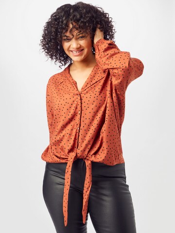 ABOUT YOU Curvy Blouse 'Lexa' in Bruin: voorkant