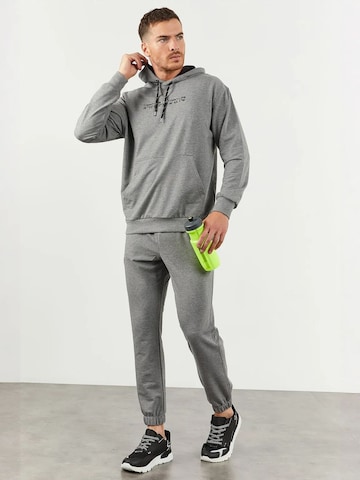 Survêtement Tommy Life en gris : devant