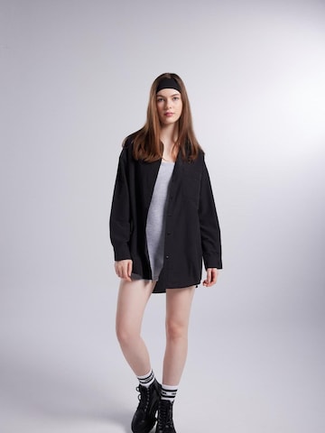 HOLLY LOLLY Blouse in Black: front