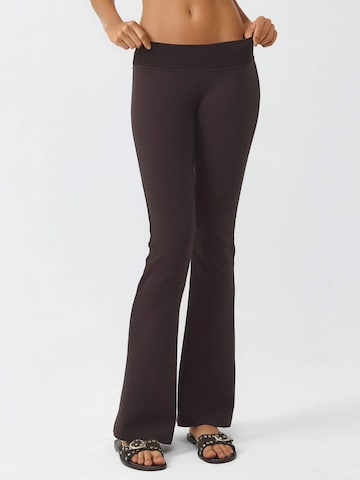 Busem - Flared Calças em castanho: frente