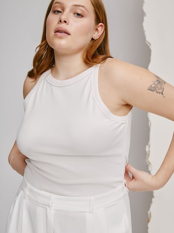 A LOT LESS Top 'Vicky' in White: front