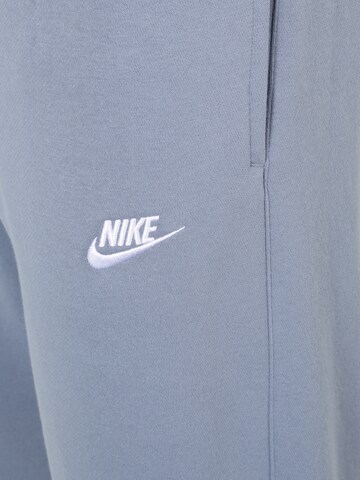 zils Nike Sportswear Pakapēniski sašaurināts piegriezums Bikses 'Club Fleece'