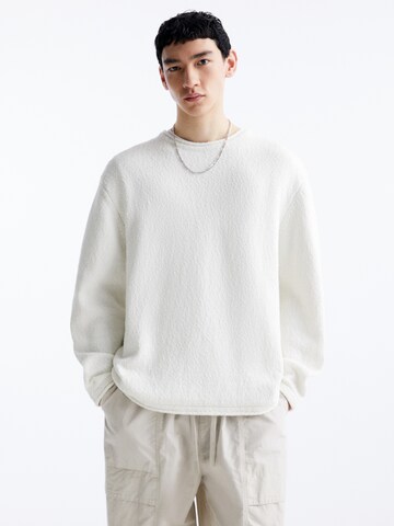 Pull&Bear Sweater in White: front