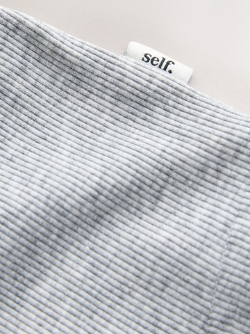 self. Top in Grau
