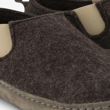Travelin Slippers in Brown