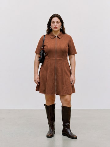 Abito camicia 'VMCVilja' di Vero Moda Curve in marrone: frontale