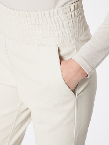 Coupe slim Pantalon 'COLETTE' Ibana en blanc