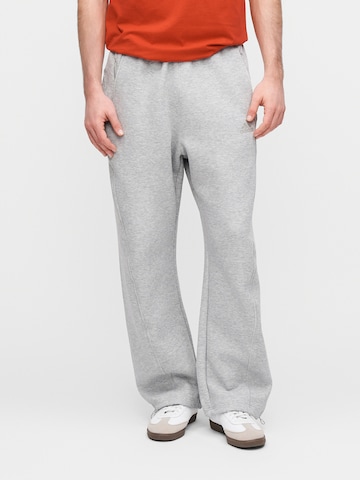 ADIDAS ORIGINALS Обычный Штаны 'SPACER OPEN HEM' в Серый: спереди