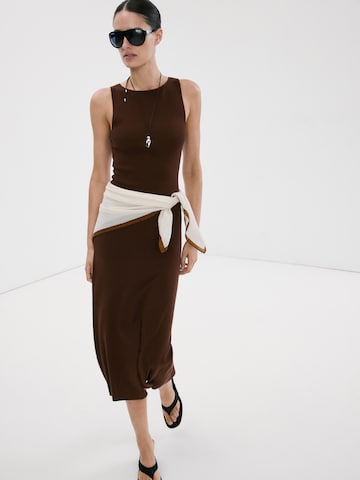 MANGO Strikkjole 'BETTU' i brun: forside