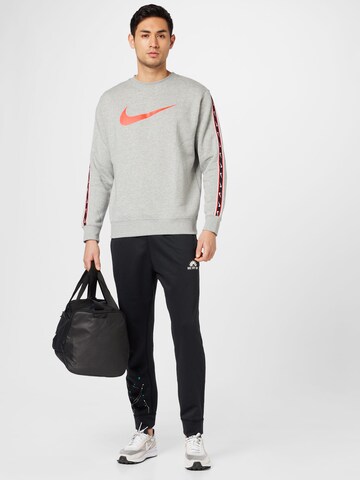 NIKE Tapered Sporthose in Schwarz