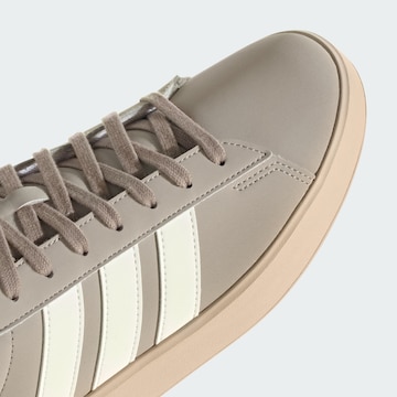 ADIDAS SPORTSWEAR - Sapatilhas baixas 'Grand Court 3.0' em castanho