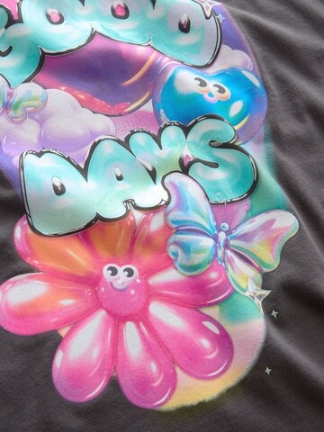 T-Shirt Next en gris
