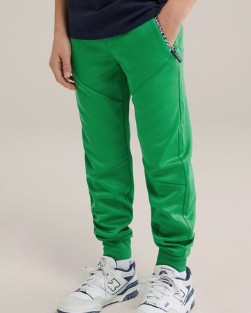 WE Fashion Tapered Trousers in Green: front