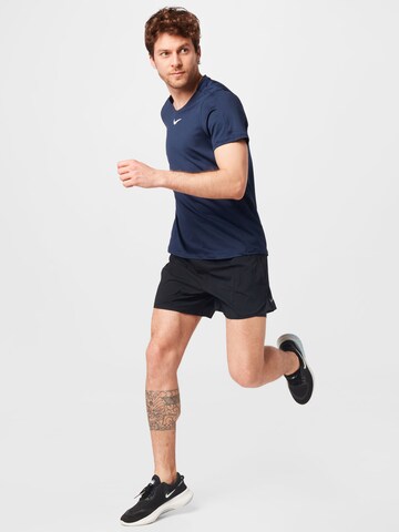 NIKE Regular Sportshorts in Schwarz