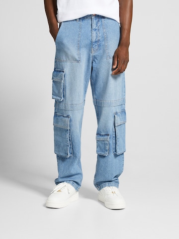 Bershka Loose fit Cargo Jeans in Blue: front