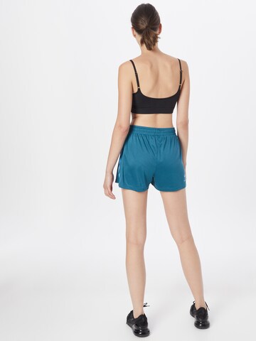 Hummel Regular Sportshorts in Blau