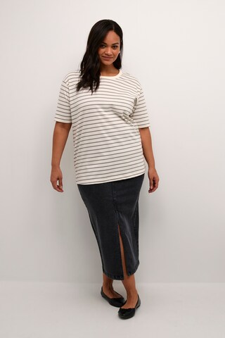 Tricou 'Winni' de la KAFFE CURVE pe alb