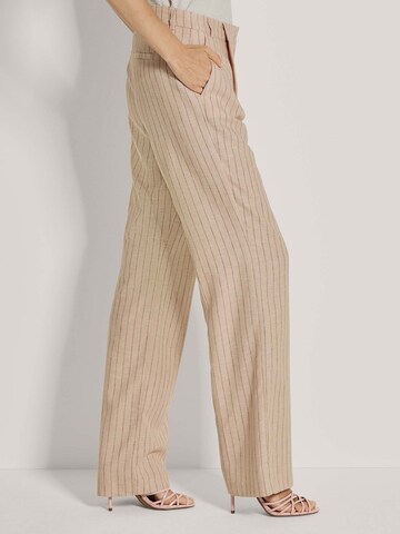 MADELEINE Loose fit Pleat-front trousers in Pink