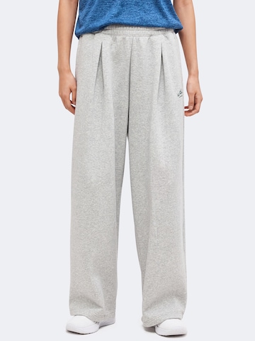 UNDER ARMOUR Wide leg Παντελόνι φόρμας 'RIVAL VARSITY' σε γκρι: μπροστά