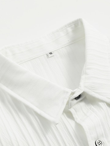 ALLTHEMEN Comfort fit Button Up Shirt in White