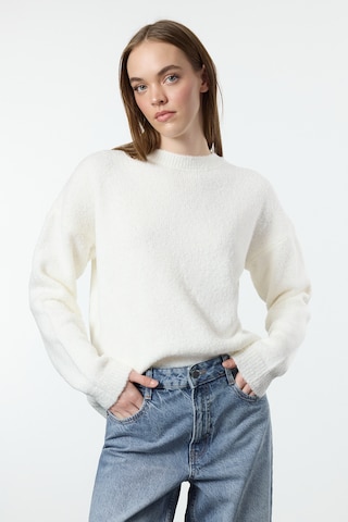 Trendyol Neulepaita värissä beige: etupuoli