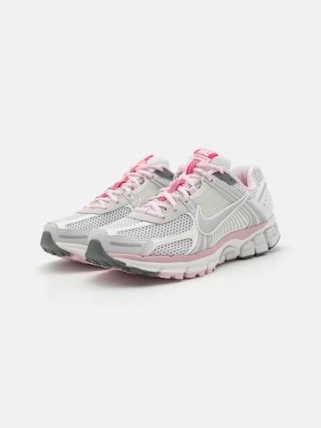 Nike Sportswear Tenisky 'ZOOM VOMERO 5' – šedá: přední strana