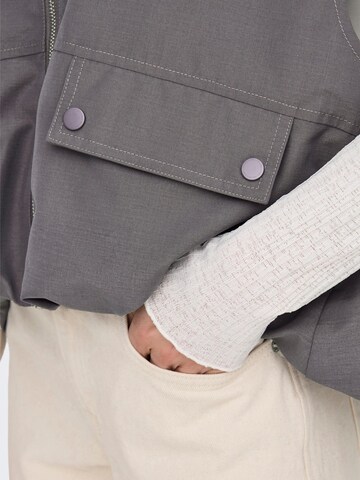 ONLY Vest i grå