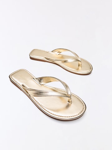 Flip-flops de la Bershka pe auriu