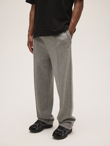 FILA - Pierna ancha Pantalón 'BORNO wide pintuck sweat pants' en gris: frente