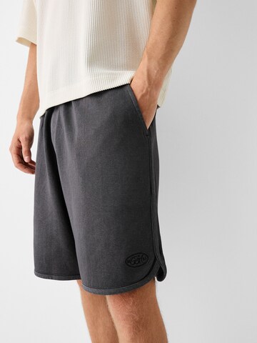 Bershka Loosefit Shorts in Schwarz