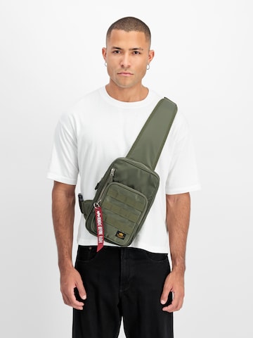 ALPHA INDUSTRIES Τσάντα ώμου σε πράσινο: μπροστά