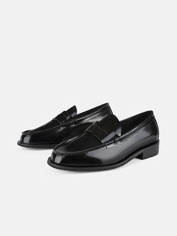 L37 HANDMADE SHOES Instappers 'TO MAKE IT EASIER' in Zwart