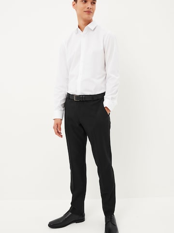 Coupe slim Pantalon à plis Next en noir