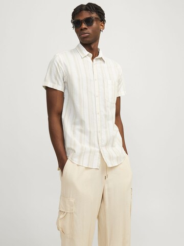 Coupe regular Chemise JACK & JONES en beige : devant