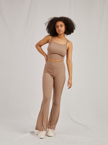 A LOT LESS Hose 'Bryna' in Beige: front